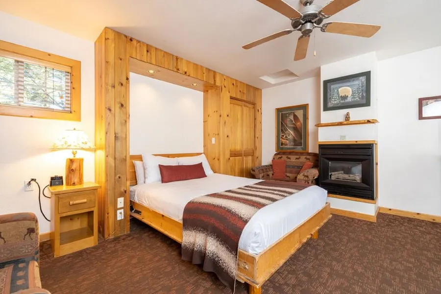 Red Wolf Lakeside Lodge hotel detail image 2