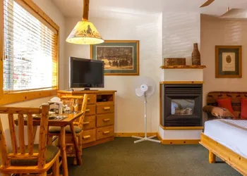 Red Wolf Lakeside Lodge hotel thumbnail 5