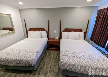 Deluxe Inn hotel thumbnail 4