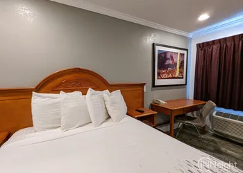 Deluxe Inn hotel thumbnail 5