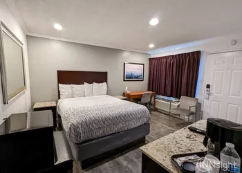 Deluxe Inn hotel thumbnail 6
