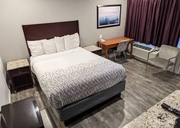 Deluxe Inn hotel thumbnail 7
