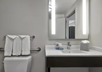 Holiday Inn Express Hotel & Suites Kansas City - Grandview by IHG hotel thumbnail 4