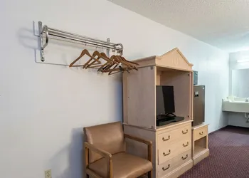 Lake Erie Lodge Oregon OH hotel thumbnail 6