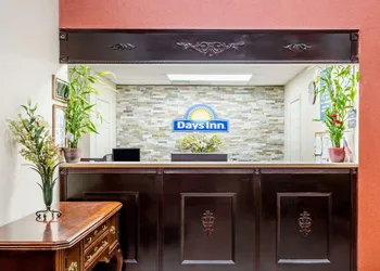 Days Inn by Wyndham Hendersonville hotel thumbnail 3