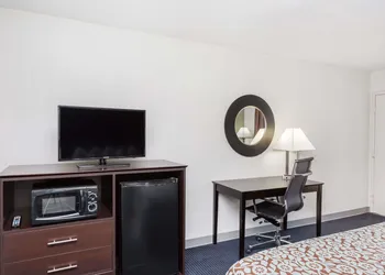 Days Inn by Wyndham Hendersonville hotel thumbnail 4