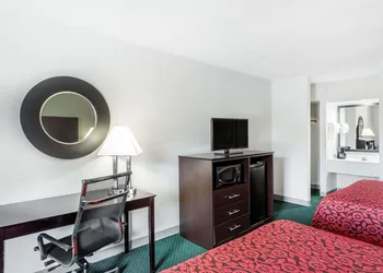 Days Inn by Wyndham Hendersonville hotel thumbnail 6