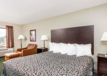 Days Inn by Wyndham Hendersonville hotel thumbnail 8