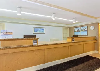 La Quinta Inn by Wyndham Orlando Airport West hotel thumbnail 2
