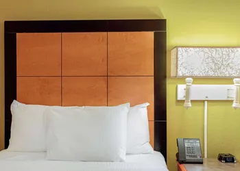 La Quinta Inn by Wyndham Orlando Airport West hotel thumbnail 6