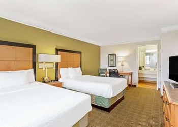 La Quinta Inn by Wyndham Orlando Airport West hotel thumbnail 7