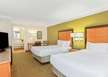 La Quinta Inn by Wyndham Orlando Airport West hotel thumbnail 8