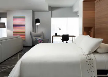 Renaissance Montreal Downtown Hotel hotel thumbnail 5