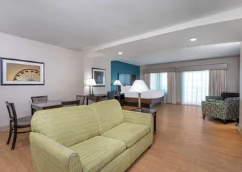 La Quinta Inn & Suites by Wyndham Ocean City hotel thumbnail 7