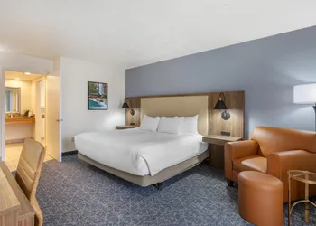Best Western Plus A Wayfarer's Inn And Suites hotel thumbnail 5