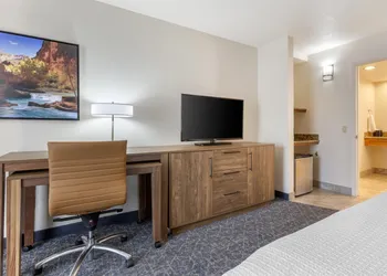 Best Western Plus A Wayfarer's Inn And Suites hotel thumbnail 6