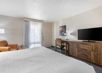 Best Western Plus A Wayfarer's Inn And Suites hotel thumbnail 7