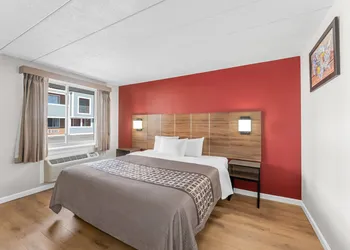 Econo Lodge Cranston - Providence hotel thumbnail 5