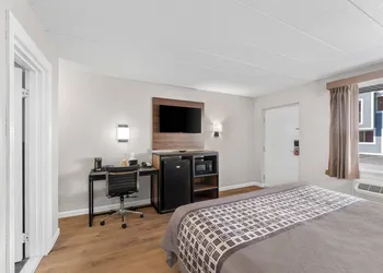 Econo Lodge Cranston - Providence hotel thumbnail 6