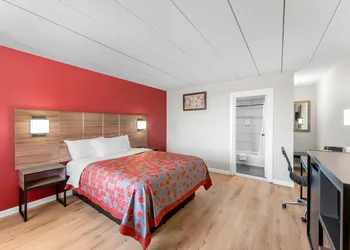 Econo Lodge Cranston - Providence hotel thumbnail 8