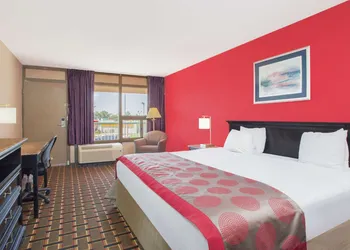 Ramada Hotel & Conference Center by Wyndham Edgewood hotel thumbnail 7