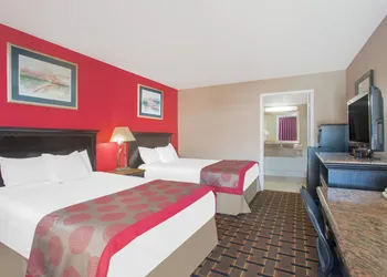 Ramada Hotel & Conference Center by Wyndham Edgewood hotel thumbnail 8