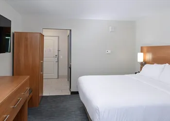 Holiday Inn Express & Suites Lexington Midtown - I-75 by IHG hotel thumbnail 4