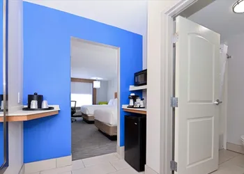 Holiday Inn Express & Suites Lexington Midtown - I-75 by IHG hotel thumbnail 8