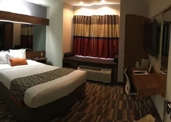 Microtel Inn & Suites by Wyndham Philadelphia Airport hotel thumbnail 3