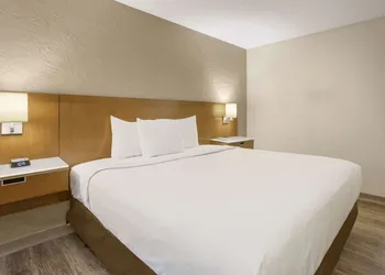 Rodeway Inn & Suites Grand Rapids Southeast hotel thumbnail 6