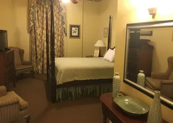 The Guest House Historic Mansion hotel thumbnail 3