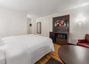 Red Roof Inn PLUS+ Columbus - Worthington hotel thumbnail 6