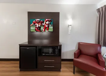 Red Roof Inn PLUS+ Columbus - Worthington hotel thumbnail 8