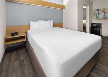 Microtel Inn by Wyndham Raleigh Durham Airport hotel thumbnail 7