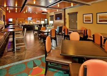 Holiday Inn Express & Suites North Kansas City by IHG hotel thumbnail 2