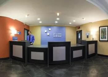 Holiday Inn Express & Suites North Kansas City by IHG hotel thumbnail 3