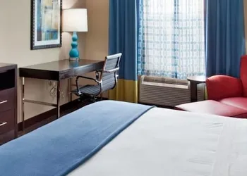 Holiday Inn Express & Suites North Kansas City by IHG hotel thumbnail 6