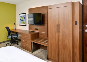 Holiday Inn Express & Suites North Kansas City by IHG hotel thumbnail 8