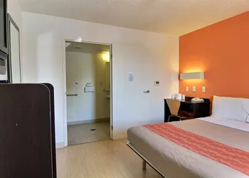 Motel 6 Austin, TX - North Central hotel thumbnail 3