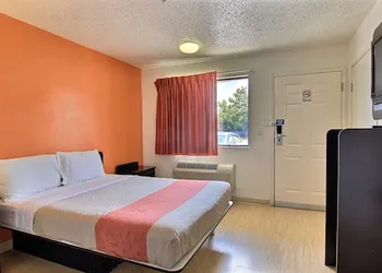 Motel 6 Austin, TX - North Central hotel thumbnail 4