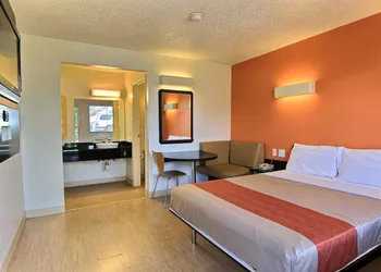 Motel 6 Austin, TX - North Central hotel thumbnail 5