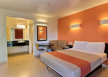 Motel 6 Austin, TX - North Central hotel thumbnail 7