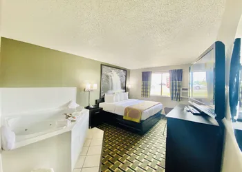 Super 8 by Wyndham Wyoming/Grand Rapids Area hotel thumbnail 5