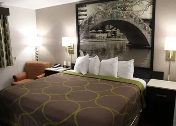 Super 8 by Wyndham San Antonio/I-35 North hotel thumbnail 7