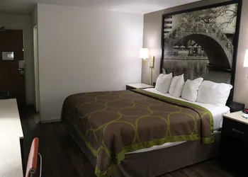 Super 8 by Wyndham San Antonio/I-35 North hotel thumbnail 8