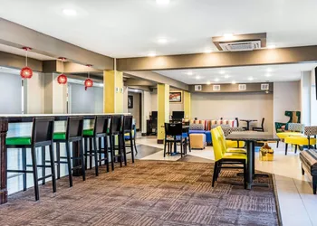 Comfort Inn Airport hotel thumbnail 3