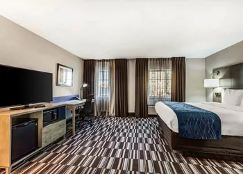 Comfort Inn Airport hotel thumbnail 6