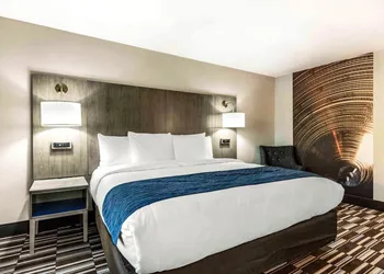 Comfort Inn Airport hotel thumbnail 8