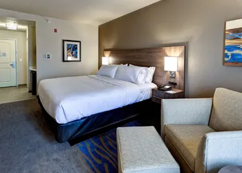 Holiday Inn Express & Suites Manhattan by IHG hotel thumbnail 3