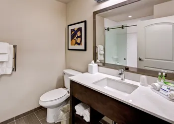 Holiday Inn Express & Suites Manhattan by IHG hotel thumbnail 4
